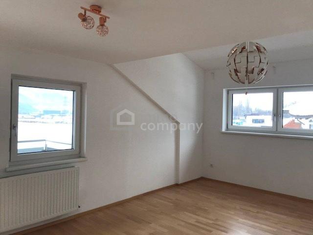 Thaur lichtgeflutete 3 Zimmer Dachgeschoßwohnung mit Garage und überdachtem Stellplatz
