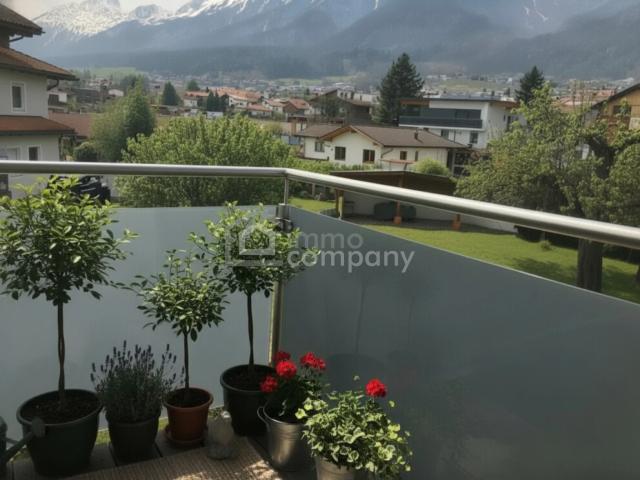 THAUR Neuwertige 2 Zimmerwohnung mit Balkon in schöner Aussichtslage