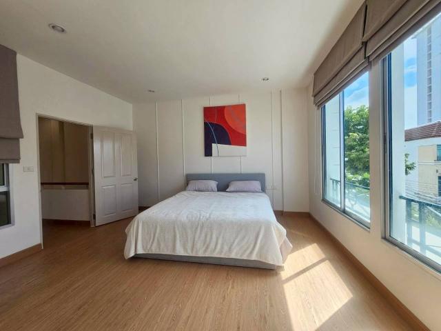 ทาวน์โฮม 3 ชั้น ให้เช่าบ้านกลางเมือง บริติซทาวน์ ศรีนครินทร์ SPSAD4077
