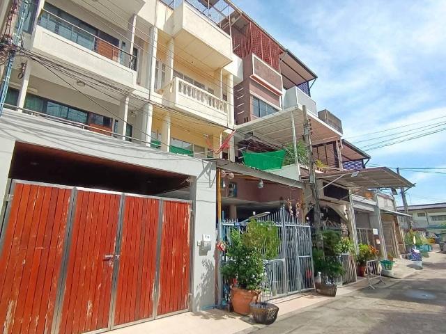 ทาวน์โฮม 3.5 ชั้น หมู่บ้านพระปิ่น 1 ซ.บรมราชชนนี 4