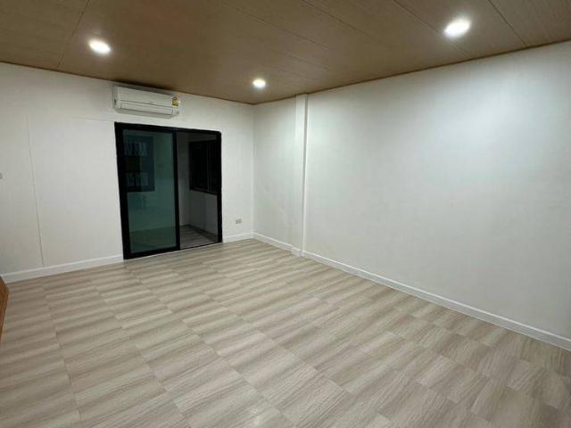 ทาวน์เฮาส์ 2 ห้องนอน เลี้ยงสัตว์ได้ ขาย หมู่บ้านสราญรมย์ นวมินทร์ ID 2430