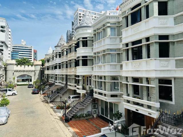 ทาวน์เฮ้าส์ให้เช่า 4 ห้องนอน ใน คลองเตยเหนือ, กรุงเทพมหานคร 6802
