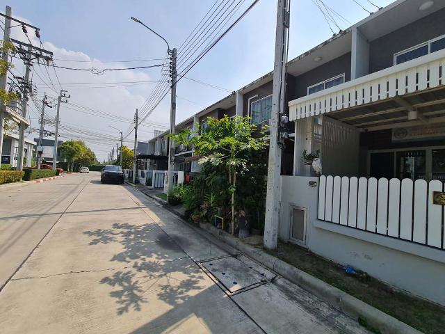 ทาวน์เฮ้าส์ 19.2 ตร.วา เดอะคัลเลอร์ กาญจนาภิเษก ราชพฤกษ์ 2 ไทรน้อย นนทบุรี 1.7M