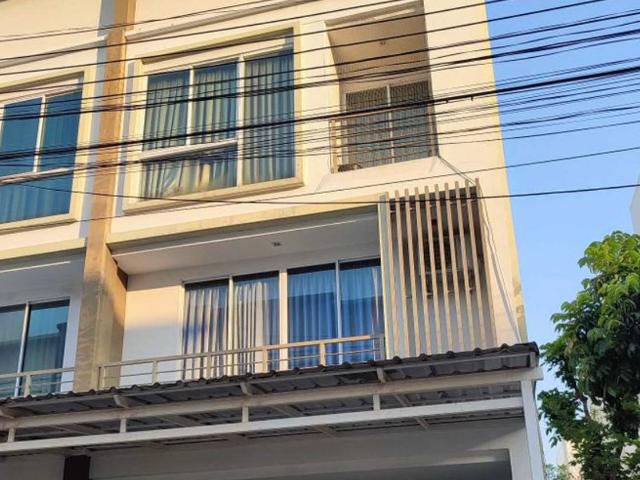 ทาวน์เฮ้าส์ 4 ห้องนอน ใกล้ MRT รัชดาภิเษก ID 2624