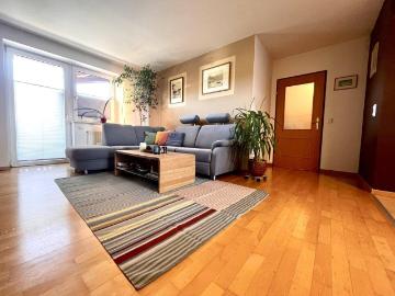 Thalgau: Charmante 4 Zimmer Wohnung mit zwei Balkonen und ausbaufähigem Dachboden