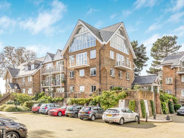 Thames Close, Hampton TW12, 2 bed flat to rent, £3,500 pcm | PrimeLocation