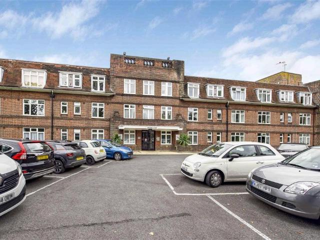 Thames Eyot, Twickenham 3 bed apartment to rent £2,750 pcm £635 pw