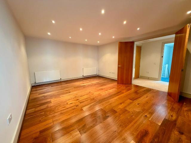 Thames Side, Kingston Upon Thames KT1, 2 bed flat to rent, £2,200 pcm | PrimeLocation