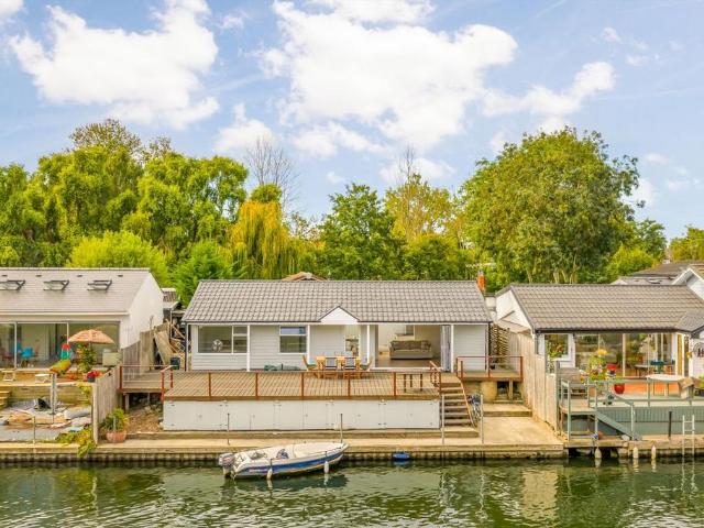 Thames Street, Hampton TW12 3 bed detached house to rent £2,595 pcm £599 pw