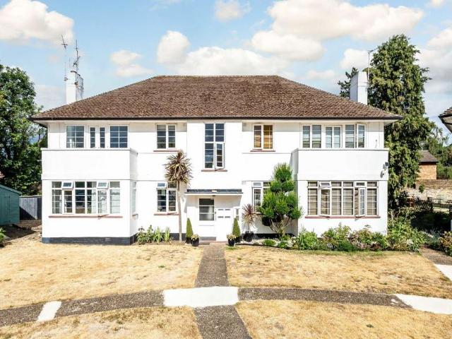 Thames Street, Sunbury On Thames TW16 2 bed flat to rent £1,950 pcm £450 pw