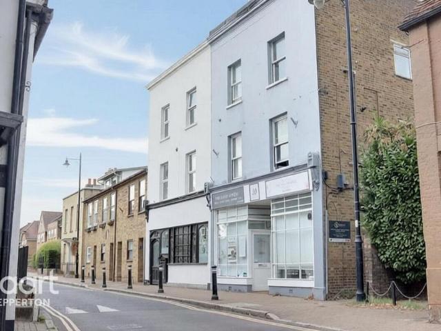 Thames Street, Sunbury on thames 2 bed apartment to rent £1,600 pcm £369 pw