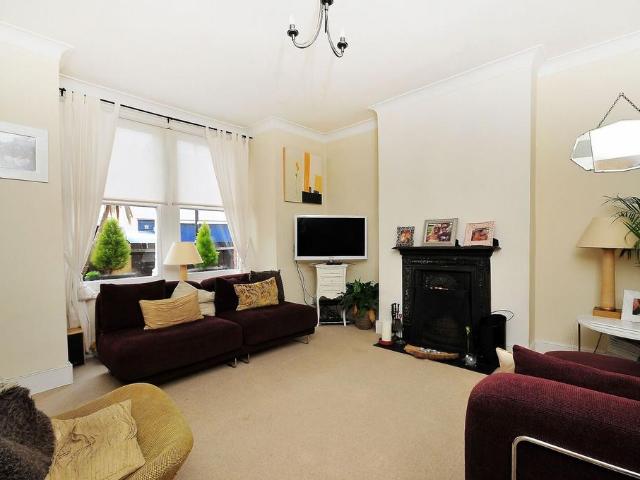 Thames Road, Strand on the Green. 2 bed flat to rent £2,100 pcm £485 pw