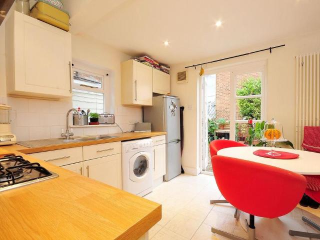 Thames Road, Strand on the Green. 2 bed flat to rent £2,100 pcm £485 pw