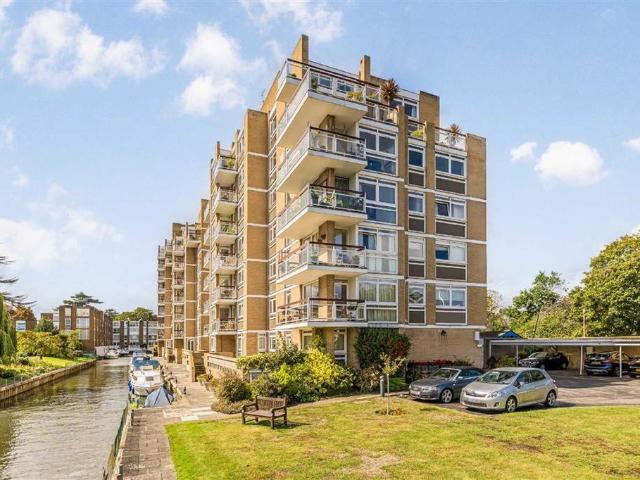 Thamespoint, Teddington TW11 2 bed flat to rent £2,595 pcm £599 pw