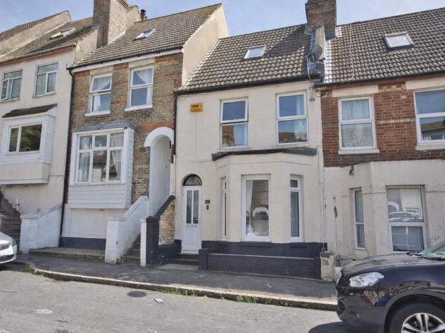 Thanet Gardens, Folkestone, CT19 3 bed terraced house to rent £1,250 pcm £288 pw