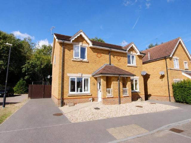 Thetford Way, Swindon SN25 2 bed semi detached house to rent £1,250 pcm £288 pw