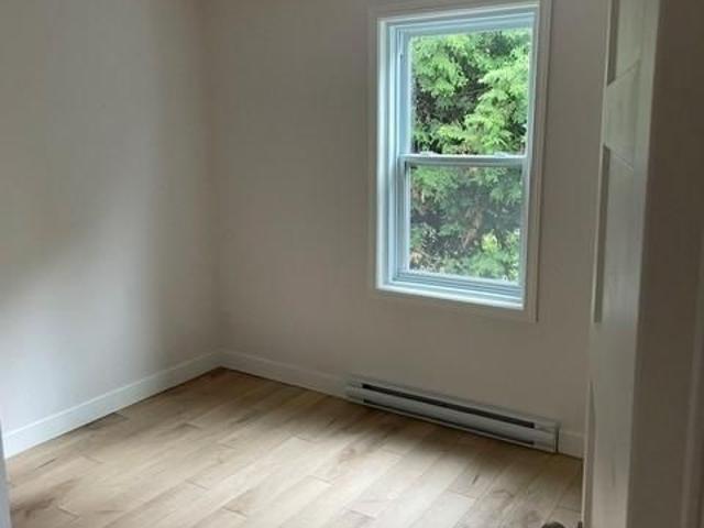 Thetford Mines, 5 1/2 à louer au 1er étage, entièrement rénové, près du Cégep et d'une école primaire