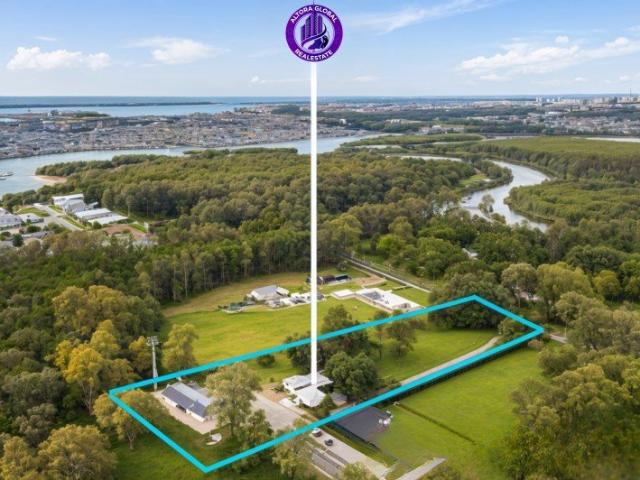 THE 2.3 ACRE HOPE ISLAND ADDRESS YOU DIDN'T THINK STILL EXISTED