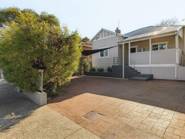 THE COTTAGE WITH THE GARDEN TO MATCH