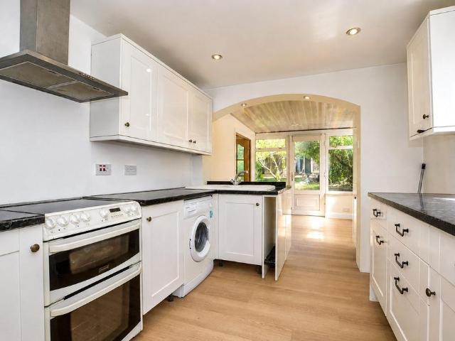 The Courtway, Watford, Hertfordshire. 2 bed bungalow to rent £2,100 pcm £485 pw