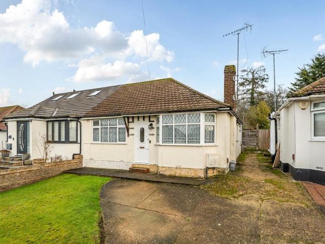 The Courtway, Watford, Hertfordshire. 2 bed bungalow to rent £2,100 pcm £485 pw