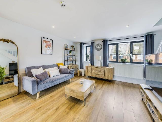 The Coach House, Sabir Court, Crescent Road, Temple Cowley OX4, 1 bed parking to rent, £3,142 pcm | PrimeLocation