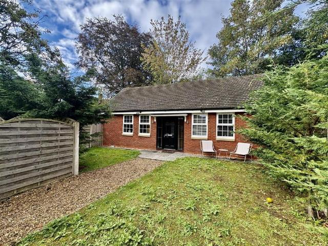 The Coach House, Quail Green, Wightwick 2 bed detached bungalow to rent £1,100 pcm £254 pw