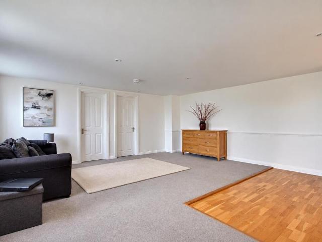 The Common, Cranleigh GU6 2 bed flat to rent £1,395 pcm £322 pw