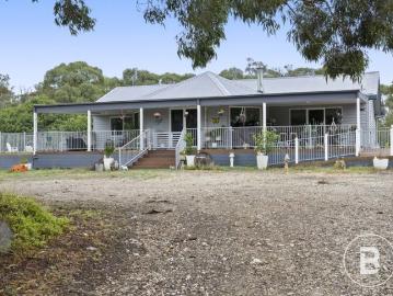 THE COMPLETE COUNTRY PACKAGE WITH POOL & SHEDDING