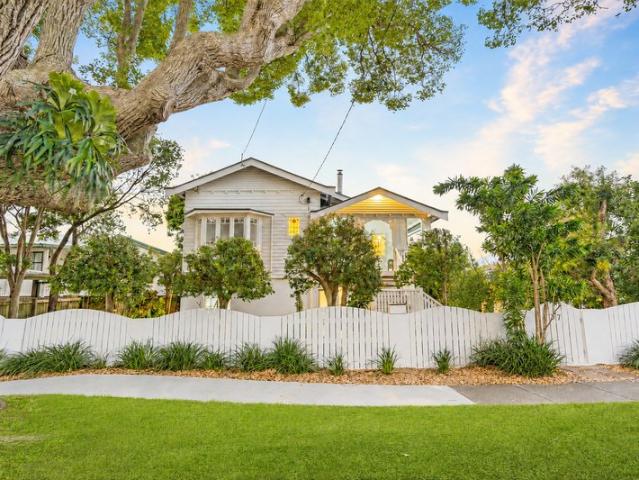 A Rare Manly Original Character, Space & 810m² of Bayside Living