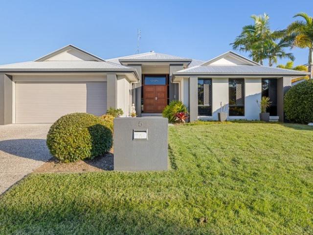 THE COMPLETE FAMILY PACKAGE WITH POOL & SIDE ACCESS