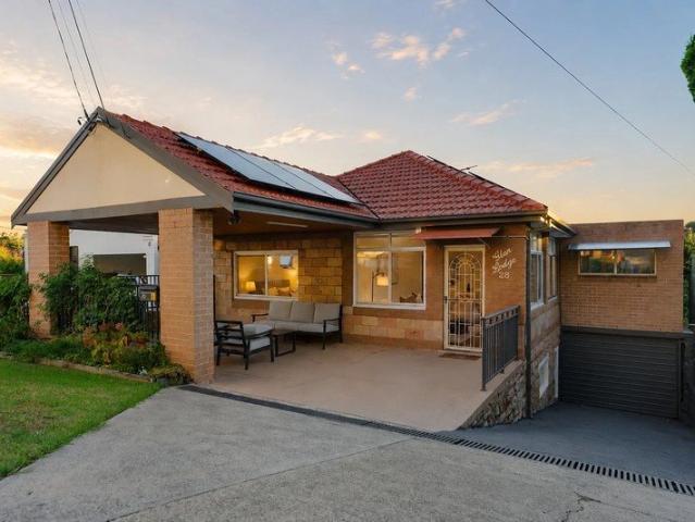 The Complete Family Sanctuary: 5 Bedrooms, Solar Powered & Oatley West Catchment