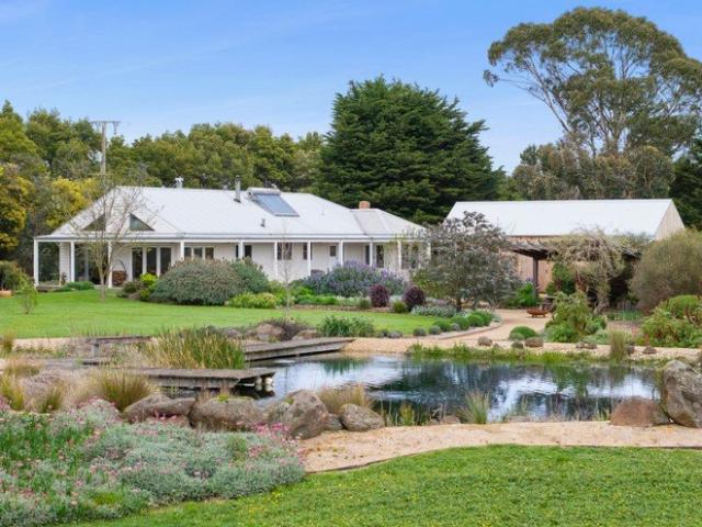 The Complete Lifestyle Acreage Established, Productive & Beautifully Renovated