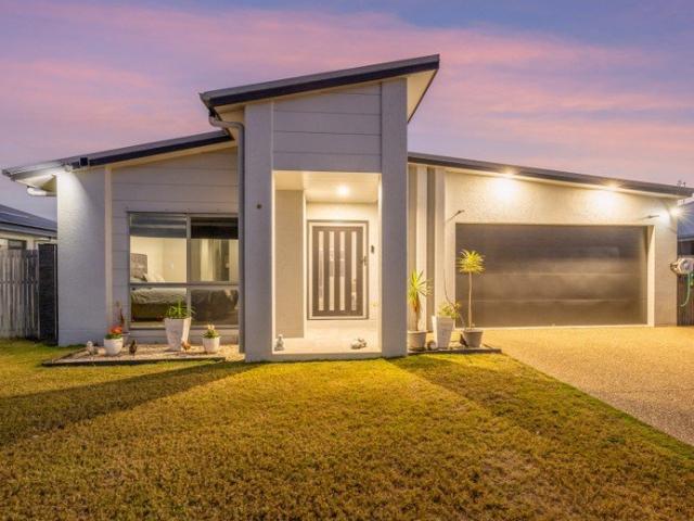 THE COMPLETE LIFESTYLE PACKAGE MODERN, SPACIOUS & POOLSIDE PERFECT