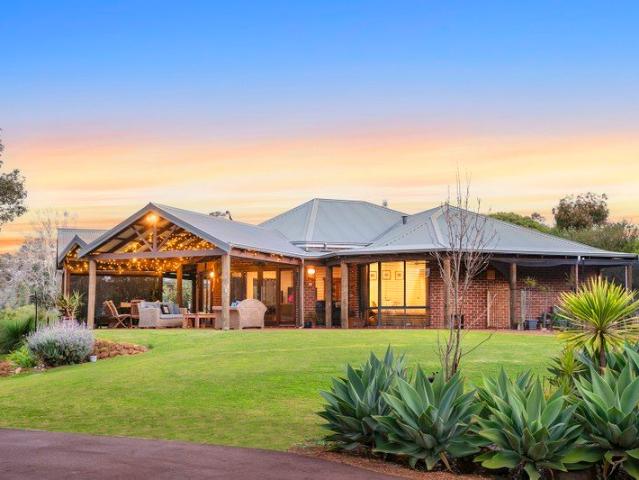 THE COMPLETE PRIVATE COUNTRY RETREAT ON 2.1 ACRES