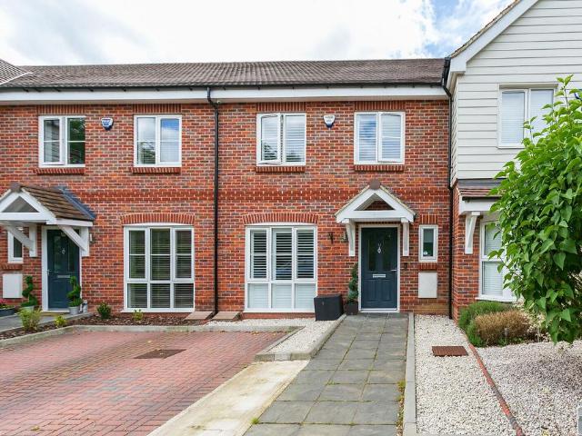 The Copse WD5 0FR, Watford, Abbots. 3 bed terraced house to rent £2,300 pcm £531 pw