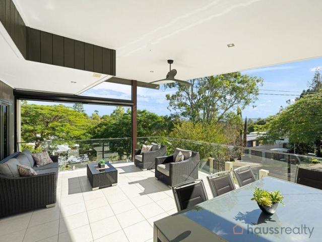 The Corinda family home you've been waiting for!