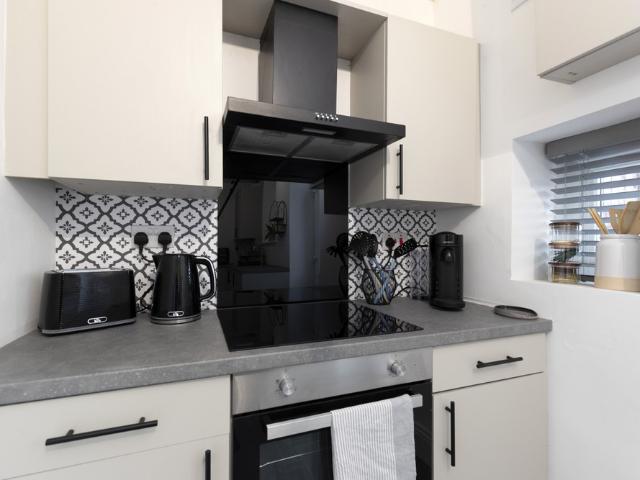 The Cosy Pavilion: Stylish 2BR Free Street Parking
