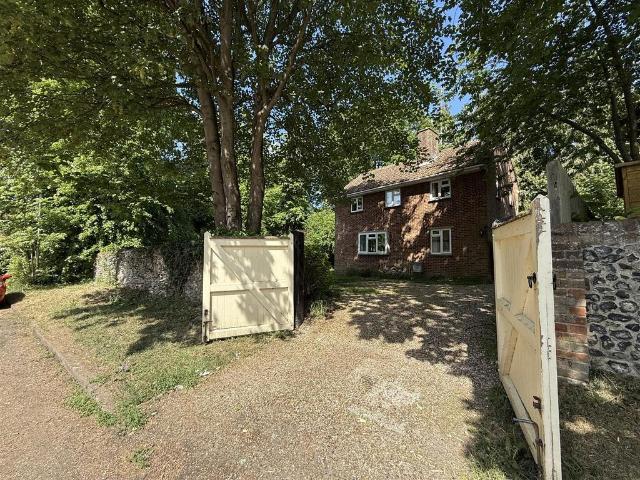 The Causeway, Buntingford SG9 3 bed detached house to rent £2,250 pcm £519 pw