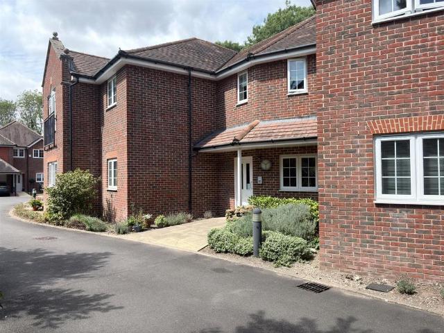 The Causeway, Petersfield 2 bed flat to rent £1,350 pcm £312 pw