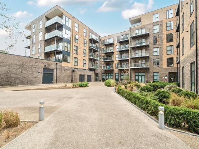The Causeway, Worthing BN12 1 bed flat to rent £1,100 pcm £254 pw