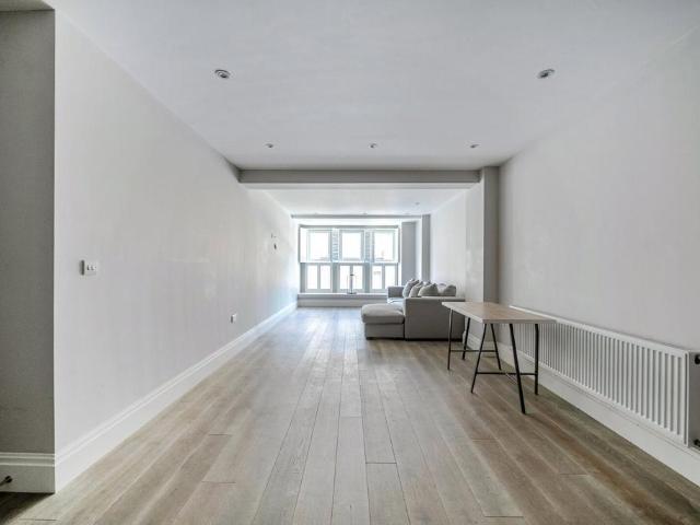 The Causeway, Teddington, TW11 1 bed flat to rent £1,895 pcm £437 pw