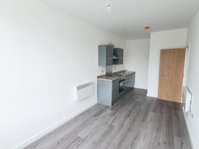The Card House, Bingley Road. Studio to rent £550 pcm £127 pw