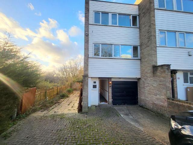 The Cedars, Buckhurst Hill IG9 3 bed semi detached house to rent £2,200 pcm £508 pw