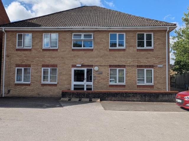 The Cedars, Lynwood Drive, Andover SP10, 2 bed flat to rent, £1,100 pcm | PrimeLocation