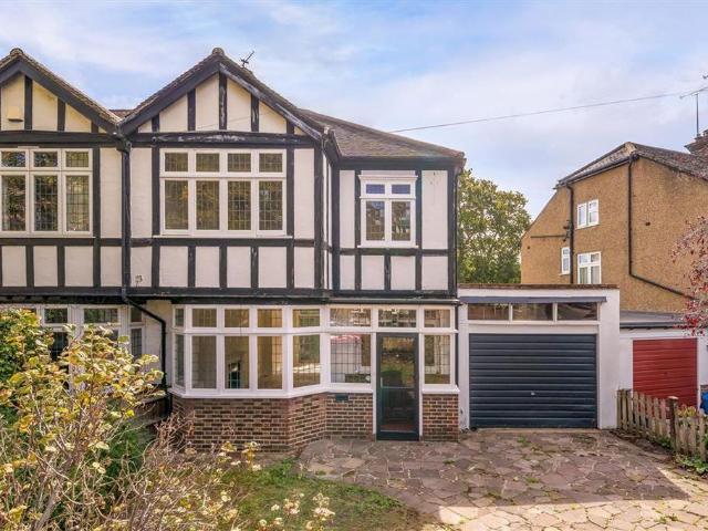 The Chase, Bromley BR1 3 bed detached house to rent £2,900 pcm £669 pw