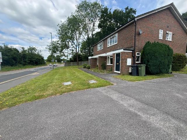 The Chase, Guildford 1 bed maisonette to rent £1,500 pcm £346 pw