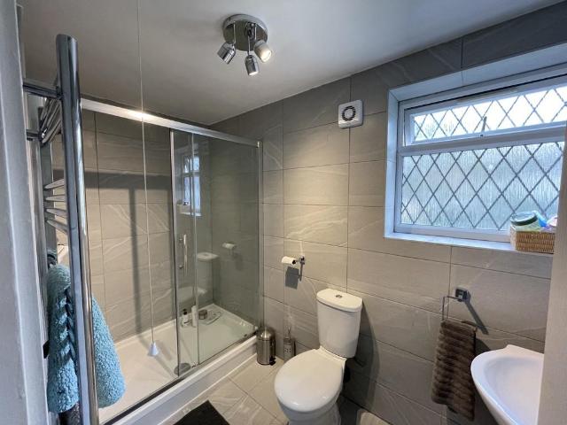 The Chase, Guildford 1 bed in a house share to rent £900 pcm £208 pw