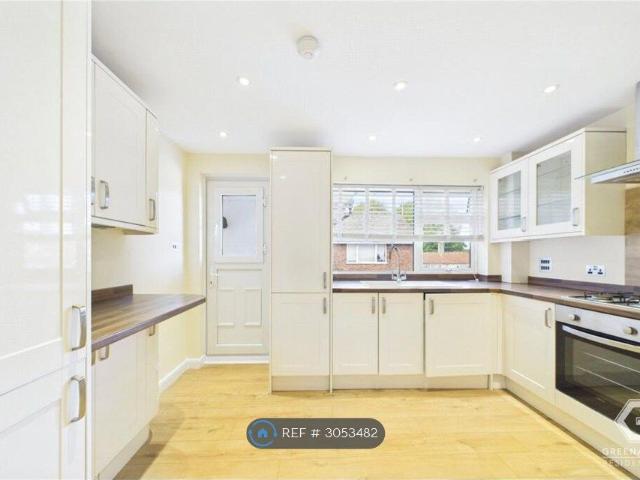 The Chestnuts, Horley RH6, 2 bed flat to rent, £1,500 pcm | PrimeLocation