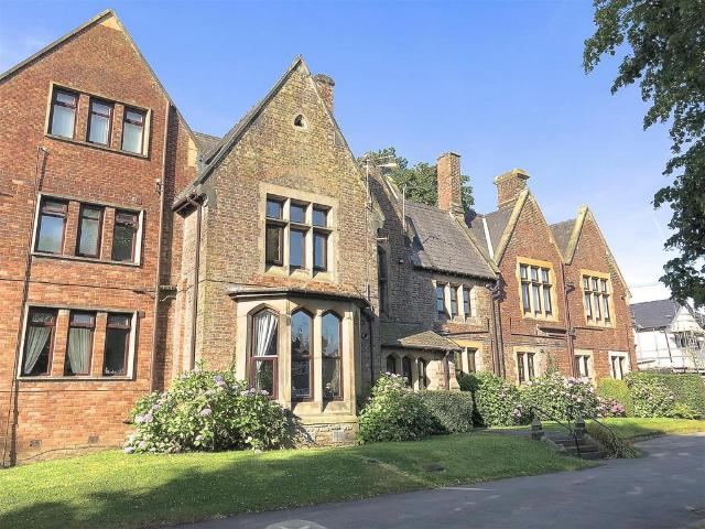 The Chestnuts, Lymm, WA13 0BG Studio to rent £600 pcm £138 pw